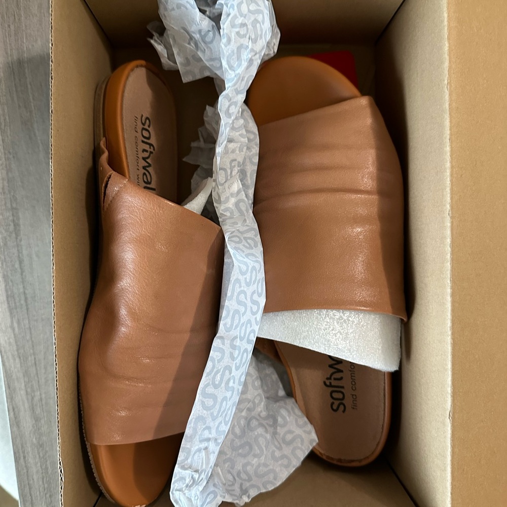 Softwalk Camano sandals size 7.5 Wide